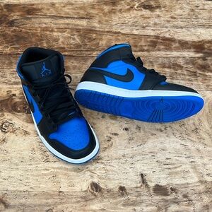 Blue and black Air Jordan’s size 9
